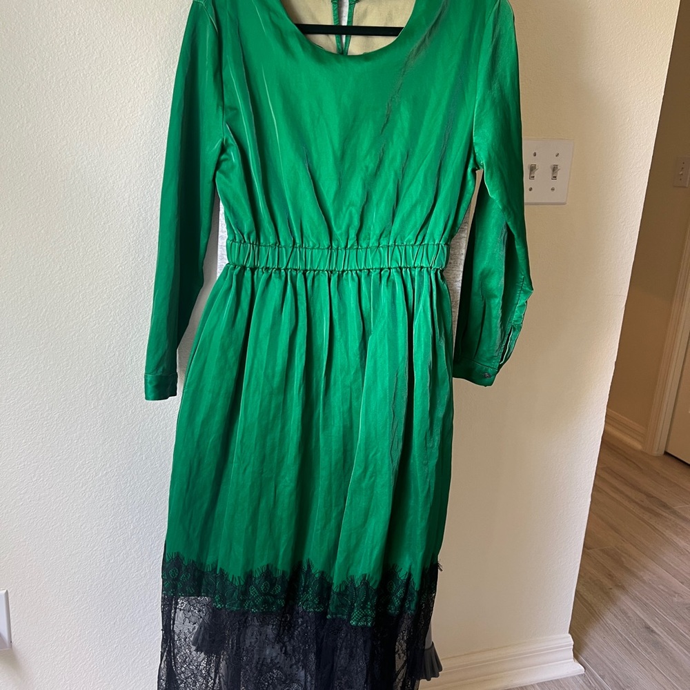 Elegant Green Midi Dress with Lace Trim